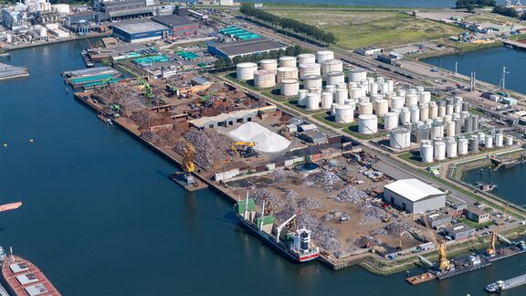 Grondstoffenopslag in de Rotterdamse haven