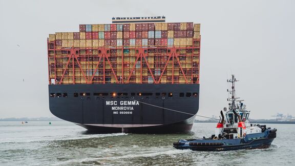 Tug Boluda tows ship