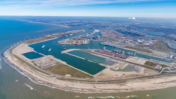 Luftaufnahme der Maasvlakte 2 mit neuen Grundstücken im Princess Alexiahaven (Foto: Martens Multimedia)