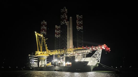 Verlicht schip op de zee