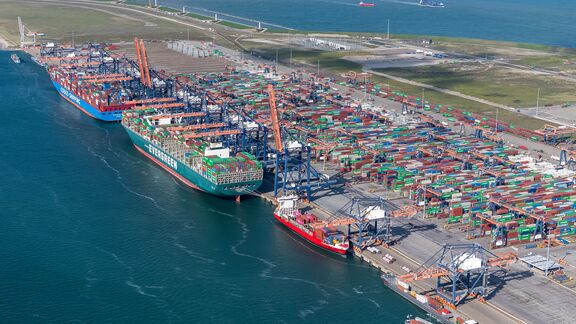 Euromax terminal at Maasvlakte 2 gezien seen from the sky. Photo: Martens Multimedia