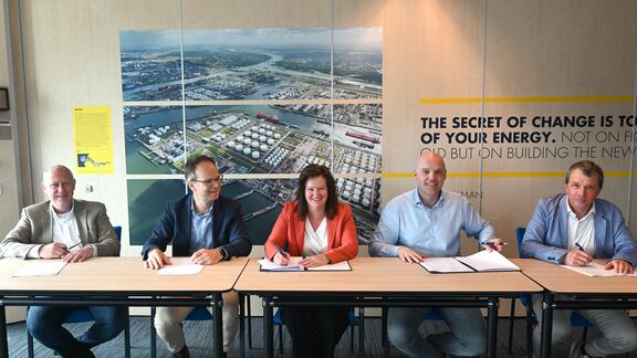 Onderwaterankers ondertekening. V.l.n.r. Peter Bongers, Jan-Mark van Mastwijk, Vivienne, Egbert, Dirk Smet