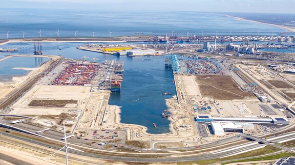 <meta charset="utf-8">De cross-dock-faciliteit in de Amaliahaven, linksonder op de foto.