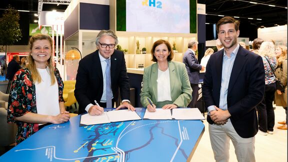 Marielle Chartier, Business Manager Port of Rotterdam; Nico van Dooren, Director New Business Development; Wilma van Dijk, Algemeen directeur Rotterdam The Hague Airport; Daan van Dijk, Innovator Rotterdam The Hague Airport