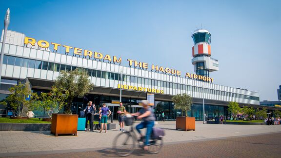 Einfahrt zum Flughafen Rotterdam Den Haag
