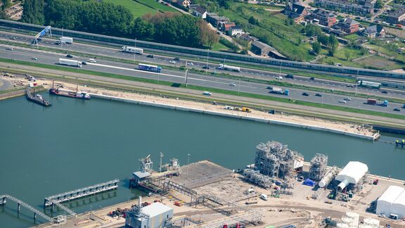 Geopolymeerbetonnen kade in de 2de Petroleumhaven (De Klerk MartensMultimedia).