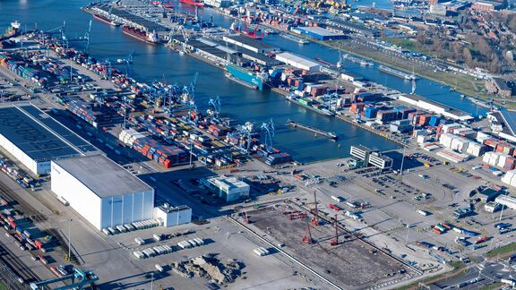Luftaufnahme von Q Terminals Kramer Rotterdam. Foto MartensMultimedia