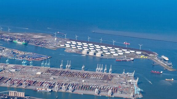 Luchtfoto Maasvlakte Olie Terminal