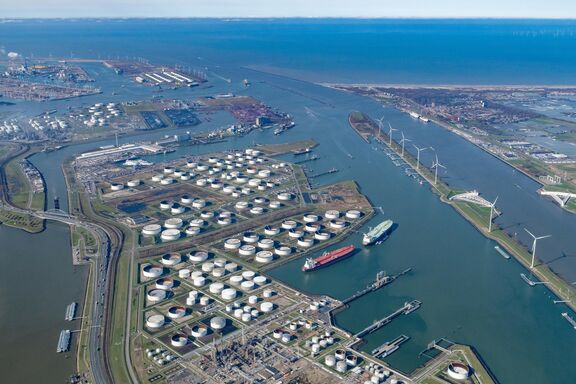 Europoort, Nieuwe Waterweg en Maasvlakte 1 gezien vanuit de lucht