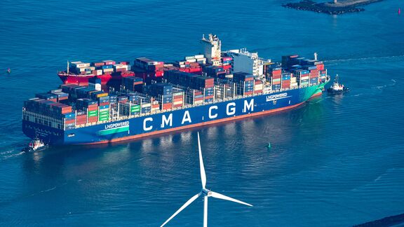 CMA CGM Jacgues Saade vaart de haven van Rotterdam binnen