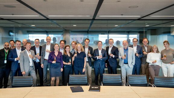 Group photo at the signing of der agreement.