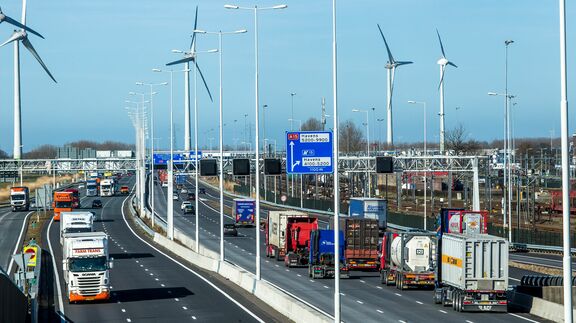 A15, Hartelviaduct, snelweg, windmolens en vrachtwagens