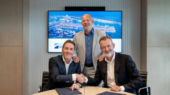 Leo Ruijs (CEO van ECT), Robert Simons (havenwethouder gemeente Rotterdam) en Boudewijn Siemons (CEO Havenbedrijf Rotterdam) bij de ondertekening van de overeenkomst.