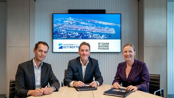 Tiemo Arkesteijn (directeur RSP), Leo Ruijs (CEO van ECT) en Ina Barge (directeur RSP) bij de ondertekening van der overeenkomst. Foto: Marc Nolte.