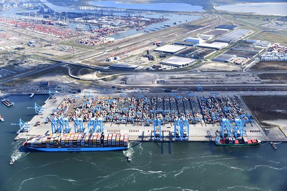 Naar verwachting zullen de eerste schepen vanaf 2028 gebruik kunnen maken van walstroom op de terminals van APMT MVII. Foto: APM Terminals