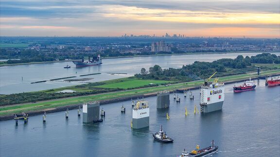 De afgezonken Boka Vanguard met de Fremantle Highway op de Nieuwe Waterweg