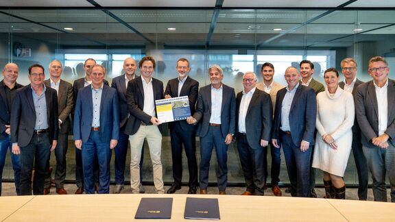 Gruppenfoto bei der Unterzeichnung der Stellung Maasvlakte Zuid