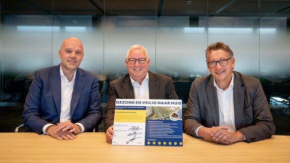 Unterzeichnung der Sicherheitserklärung durch Egbert van der Wal (Port of Rotterdam Authority), John Weijtmans (Swietelsky Rail Benelux B.V.) und Jan Mulder (ProRail).