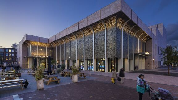 Theater Zuidplein vanaf de voorkant gezien