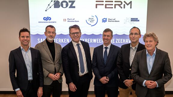 Marijn van Schoote, Boudewijn Siemons (CEO Port of Rotterdam), Cas König (CEO Groningen Seaports), Peter van Parys (COO North Sea Port), Paul Dirkx (CEO Port of Moerdijk) Koen Overtoom (CEO Port of Amsterdam). Photo Max Dijksterhuis.