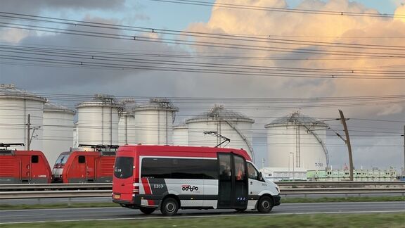 Maasvlaktehopper on the A15, direction Brielle