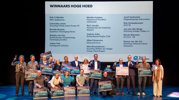 Winnaars Hoge Hoed op het podium in het Theater Zuidplein