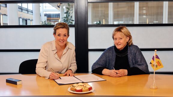 Berte Simons (COO Havenbedrijf Rotterdam) en havenwethouder Antoinette Laan van de gemeente Schiedam. Foto: Dennis Wisse