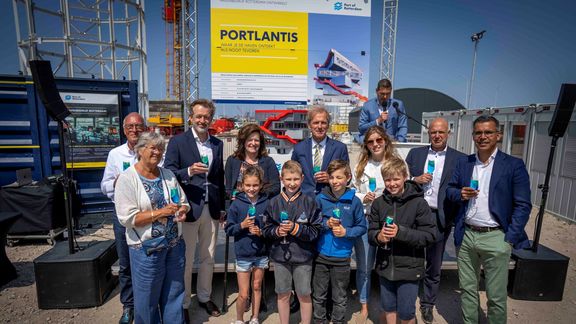 Op de foto leerlingen van de St Leonardusschool uit Brielle, het echtpaar Jo en Pien Verburg, Marco Tak (Shipagents) en Bas Janssen (Deltalinqs) samen met de algemene directie van Havenbedrijf Rotterdam (Allard Castelein, Vivienne de Leeuw en Boudewijn Siemons). Gezamenlijk onthulden zij de naam van het nieuwe havenervaringscentrum.