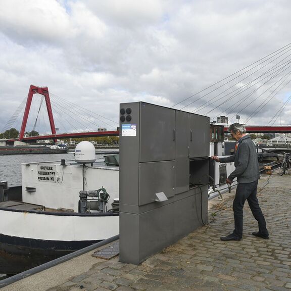 Walstroomvoorziening aan de kade Noordereiland