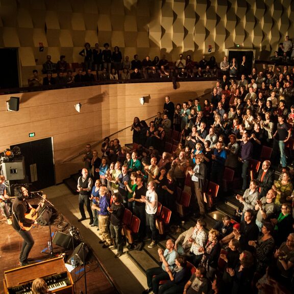 Band speelt in de Bladzaal van de Doelen