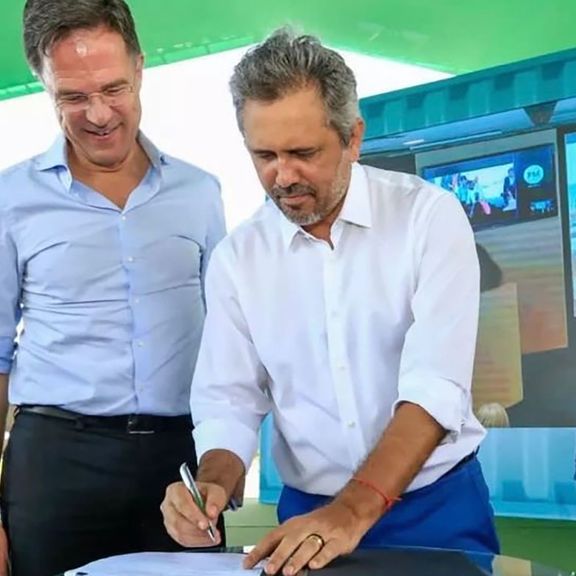 Signing of declaration of intent by Prime Minister Rutte and a delegate of the Dutch economic delegation to the port of Pecém