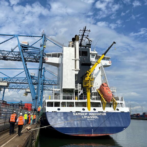 Samskip Innovator aan de kade bij Rotterdam Shortsea Terminals