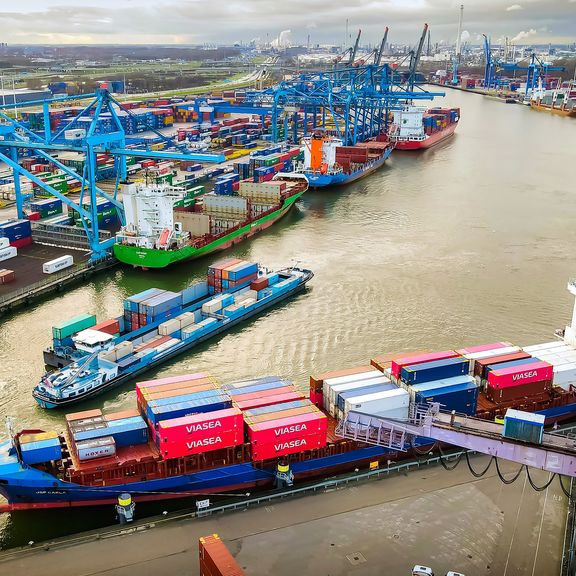 Schepen aan de kade terminal