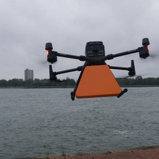 Drohne liefert Paket an Binnenschiff Duancis im Hafen von Rotterdam