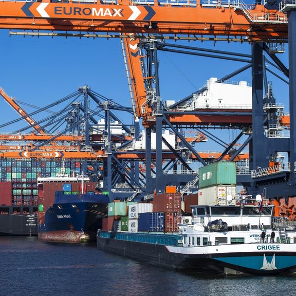 Container scheepvaart aan kade Euromax