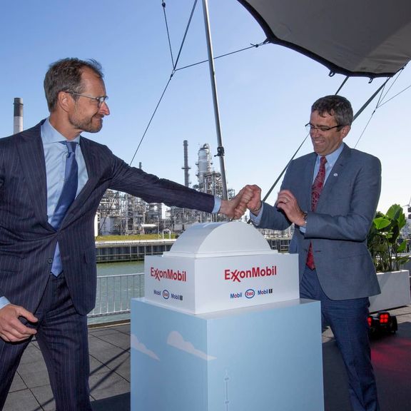 der niederländische Minister für Wirtschaft und Klima Eric Wiebes und Bryan Milton von ExxonMobil in der Raffinerie von ExxonMobil im Rotterdamer Hafen offiziell einen fortschrittlichen Hydrocracker eingeweiht. 