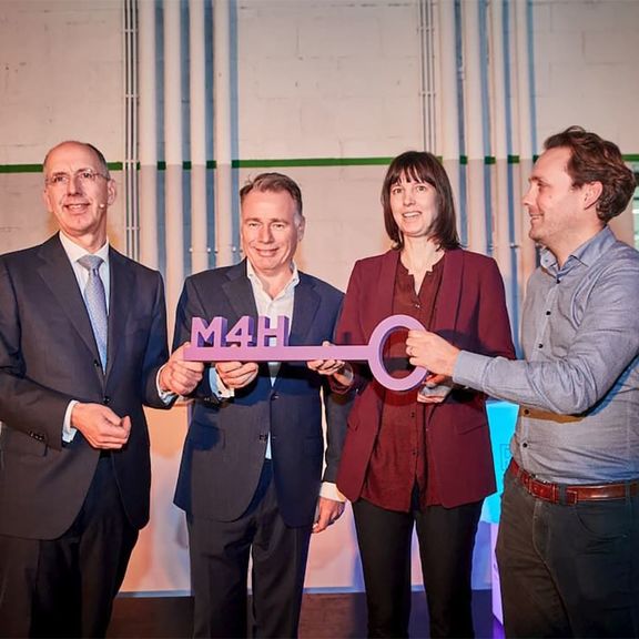 Port of Rotterdam Authority COO Ronald Paul (left) hands the ‘De Werkplaats’ key to the first three tenants