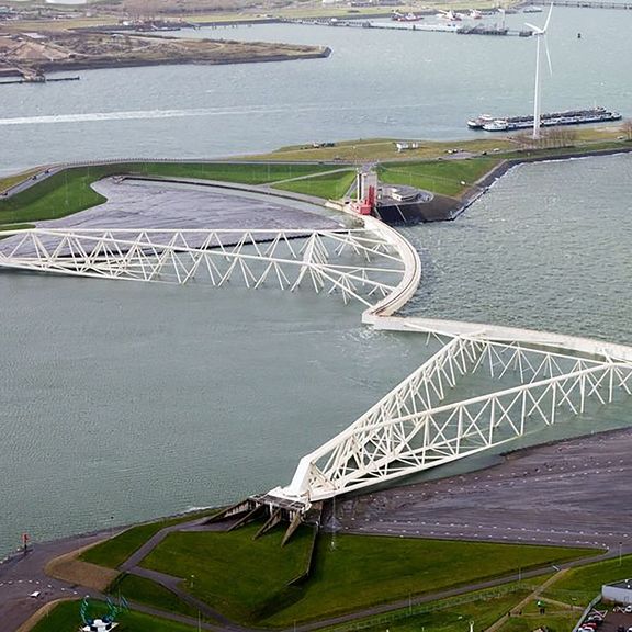 Maeslantkering op de grens van Het Scheur en de Nieuwe Waterweg bij Hoek van Holland