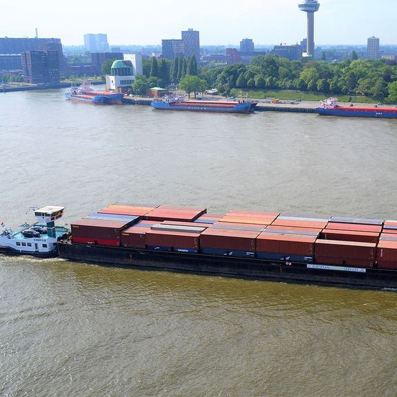 Binnenvaartschip met containers
