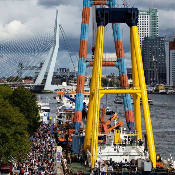 Wereldhavendagen aan de Nieuwe Maas in het centrum van Rotterdam