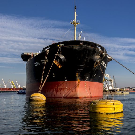 Schiff, das die Bojen im Hafen von Rotterdam benutzt