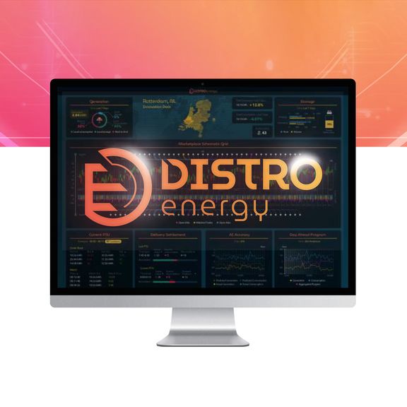 Oranje logo Distro energy op een donker computerscherm met gegevens op de achtergrond