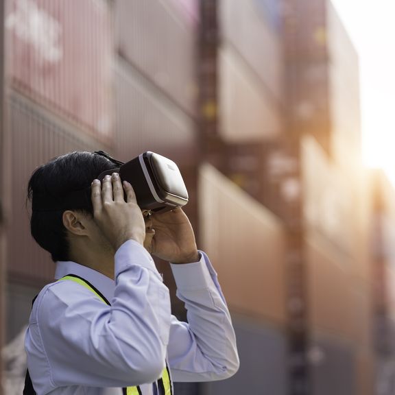 Mann mit VR-Brille im Hafen