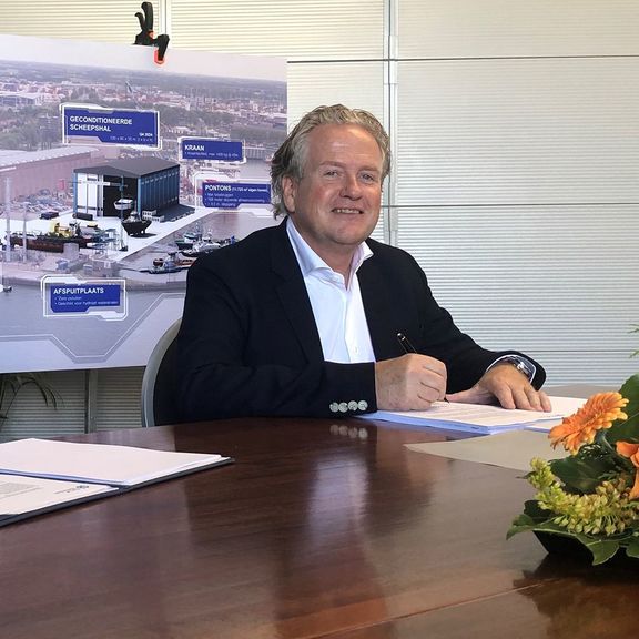 Emile Hoogsteden en Govert de Haas ondertekenen contract voor herstart scheepswerf op RDM Rotterdam