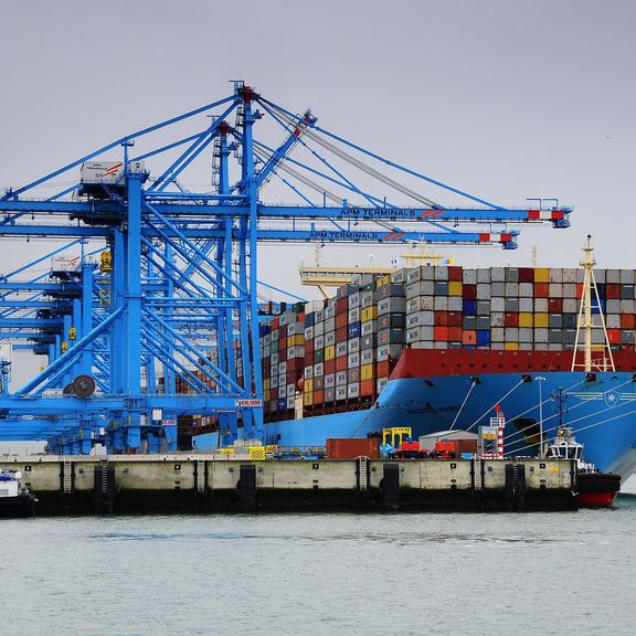 Containerschiff wird auf der Maasvlakte 2 entladen