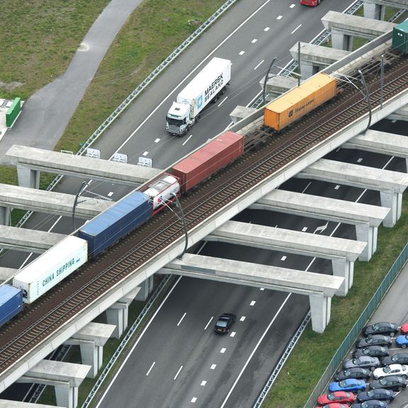 Güterzug passiert die Autobahn