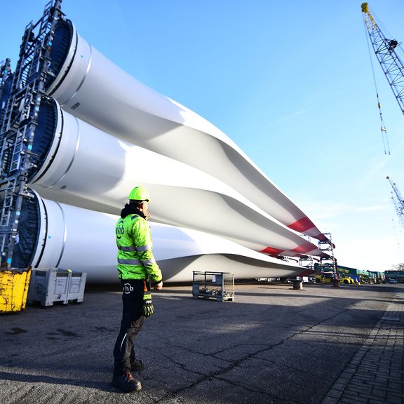 Loading wind turbine blades