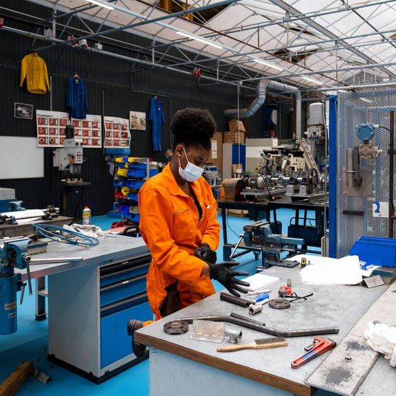 Een leerling werkt in de werkplaats van Hogeschool Rotterdam op RDM