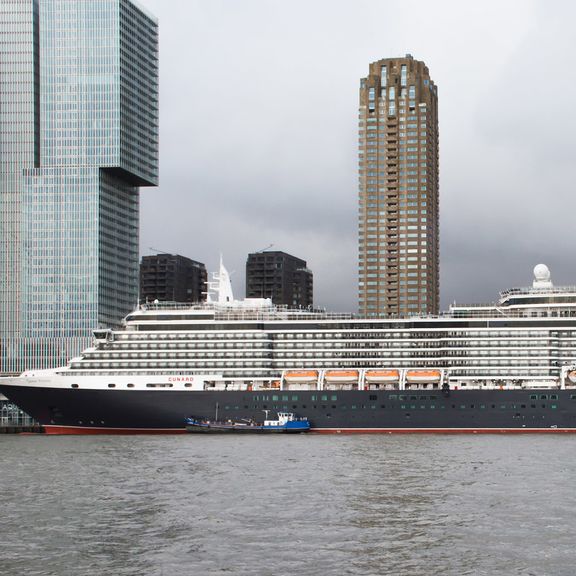 Queen Victoria am Holland America-Kai im Kreuzfahrthafen von Rotterdam