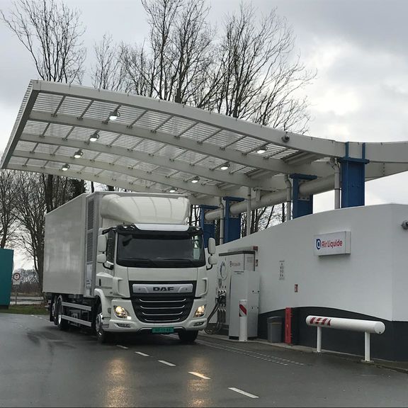 Truck refuels hydrogen